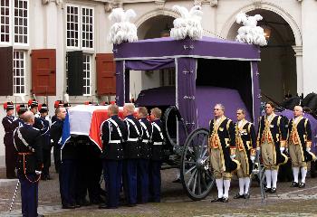 荷兰女王贝娅特丽克丝的丈夫克劳斯亲王的灵柩由皇家卫队抬上皇家灵车