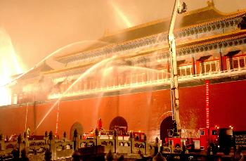 组图:北京故宫博物院在午门进行消防实战演习