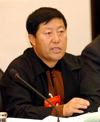 图文:(十六大)新疆代表讨论江泽民同志的报告