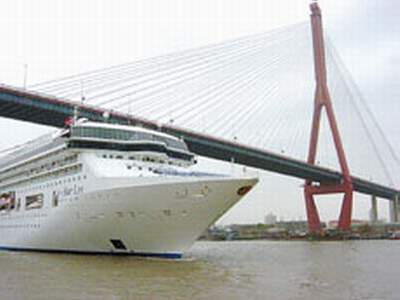 豪华邮轮狮子星顺利通过上海杨浦大桥(图)