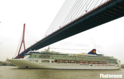 豪华邮轮狮子星顺利通过上海杨浦大桥(图)