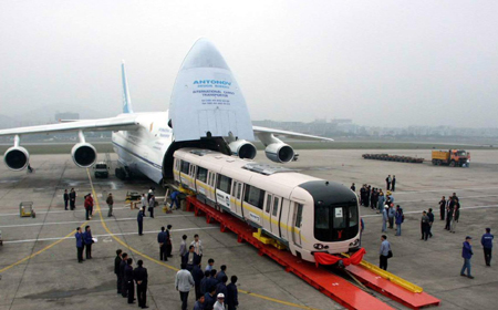 这是世界首例飞机空运地铁车厢