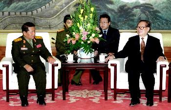 图文:江泽民主席会见老挝国防部长
