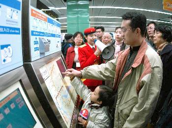 图文:广州地铁二号线通车--地铁里的讲解员