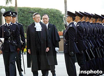 终审法院首席法官李国能检阅警察仪仗队