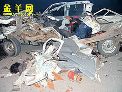 广东江鹤高速路发生特大交通事故 造成四人死