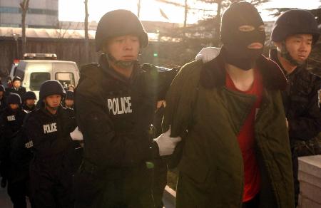 图文北京刑事案件被告人戴头套进法院