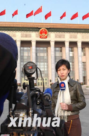 图文:香港有线电视台记者在人民大会堂前采访