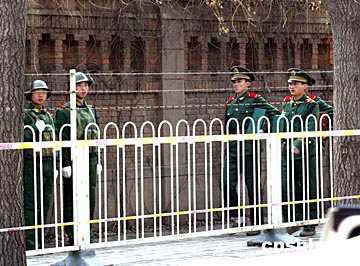 二十一日中国武警在北京日坛路的外国驻华使馆