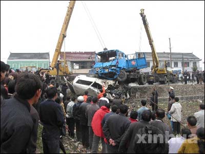 在江苏省盐城市盐都县204国道上发生一起重大交通事故,因雨中路滑