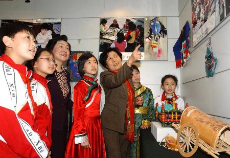 图文:56个民族儿童手工作品展在京开幕