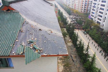 重庆一办公楼屋顶琉璃瓦滑落造成2死5伤(组图