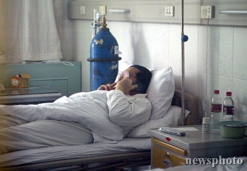 图文:一名台湾病人在病房内给家人打电话