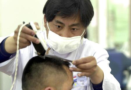 图文:北京给顾客理发也要带口罩