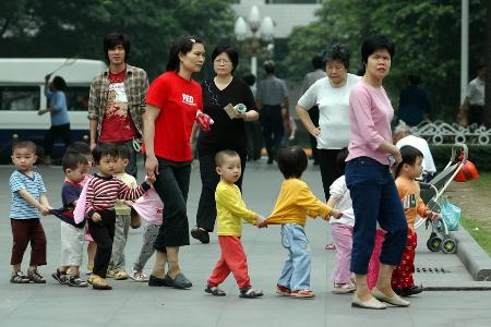 图文:广州幼儿园老师带孩子在人民公园散步