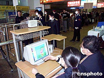 图文:上海火车站启用红外线体温测量仪
