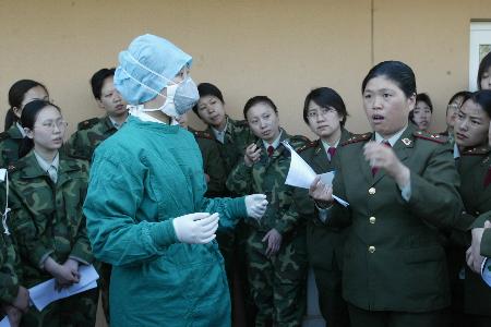 图文:解放军309医院非典病房护士长何珂传授护