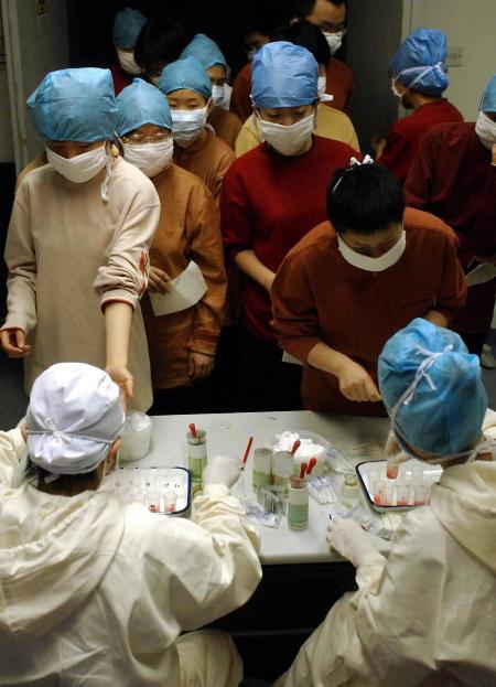 图文:北京宣武医院抗击非典医护人员进行体检