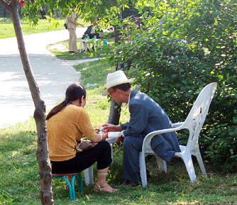 这儿已经不再唱戏了,但是却出现了一批整天以陪老人聊天挣钱的妇女