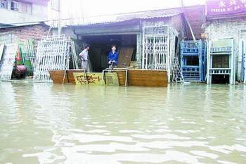 广州下大暴雨 市区内多处积水国道被淹(组图)