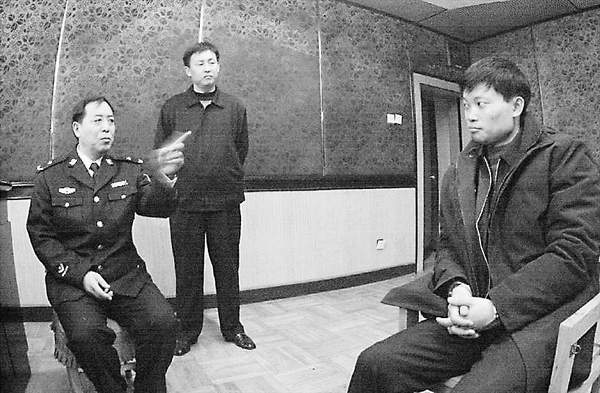 图为郑州市公安局局长李民庆正在讯问杨俊超