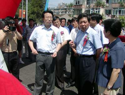 参加仪式的刘志华副市长(右二)与市交通委主任赵文芝(右一)现场查看