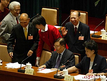 图文:霍英东、马万祺出席全国政协常委会