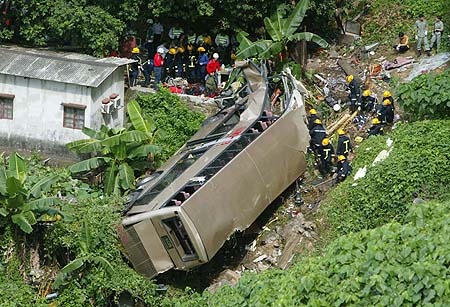 组图:香港一双层巴士跌落山坡造成20多人死