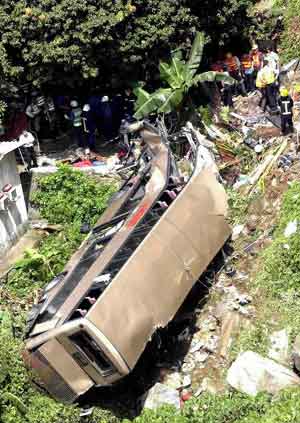 图文:香港发生一起重大交通事故 22人死亡