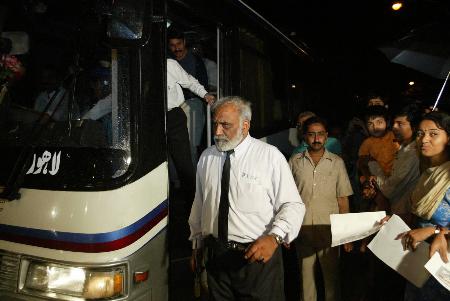 图文:(彩4)巴基斯坦公交车抵达新德里