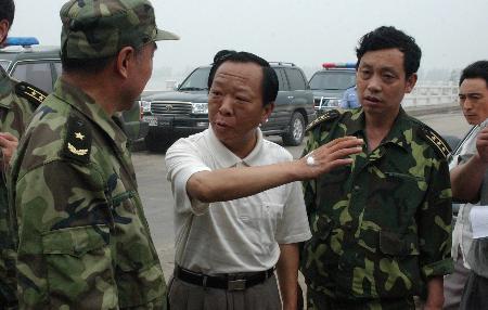 图文:防汛抗洪江苏盱眙县县委书记一线指挥救灾