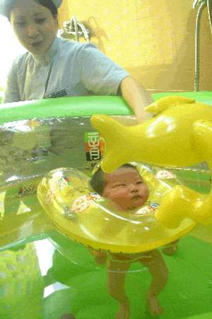 新生宝宝学游泳 促进婴幼儿的身心健康发育