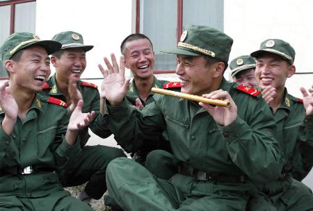武警上海总队七支队机动中队的战士们担负; 推举杠铃200次,深蹲跳