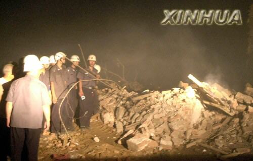 组图:河北辛集烟花厂发生爆炸 救援人员查找伤