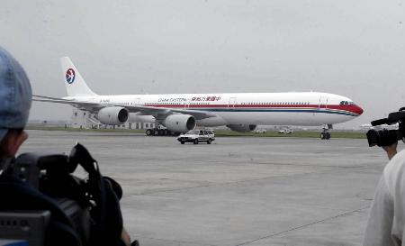 图文:大型a340-600空中客车降落在上海浦东机场