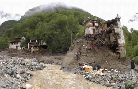图文:泥石流袭击四川甘孜藏族自治州丹巴县巴