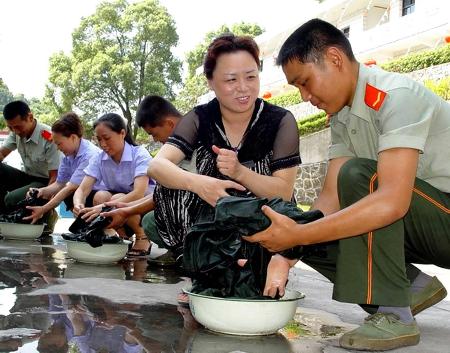张婉玲(右二)带领员工到部队给战士洗衣