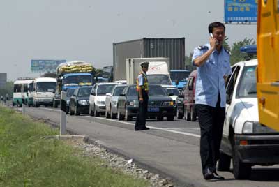 京津塘高速发生重大车祸33辆车追尾堵车5小时