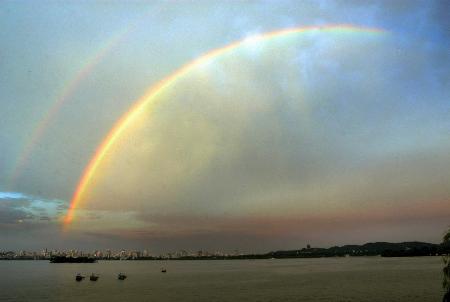 图文:[大千世界](彩1)西湖雨后见彩虹
