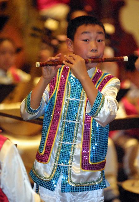 图文:[文化娱乐](彩2)中国蒲公英少年民乐团在维