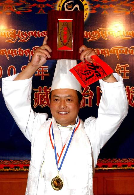 图文:藏族烹饪师拉巴次仁向人们展示获奖证书