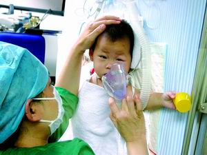 护士为青青举着氧气罩.本报记者