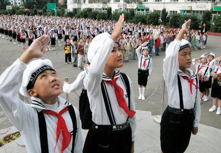 图文:闽江小学的学生在升旗仪式上向国旗敬礼
