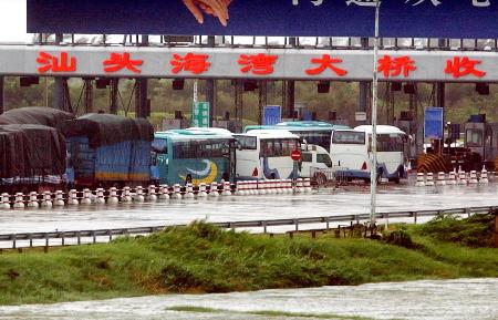 图文:*[社会广角](彩2)汕头海湾大桥受台风影响
