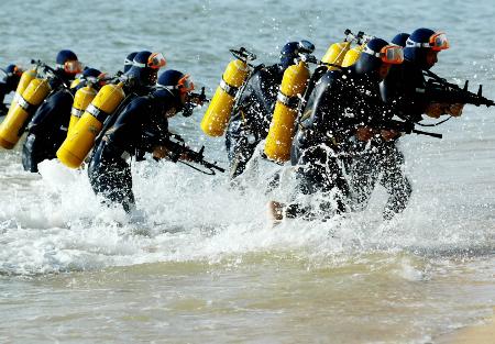 组图:中国海军陆战队队员冒着高温进行战术训