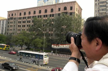 被爆破拆除    9月8日,一位居民正在长安街上拍摄中华全国总工会大楼