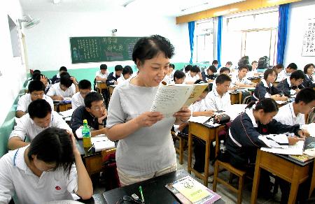 9月22日,仝正国在语文课上回答老师提出的问题.