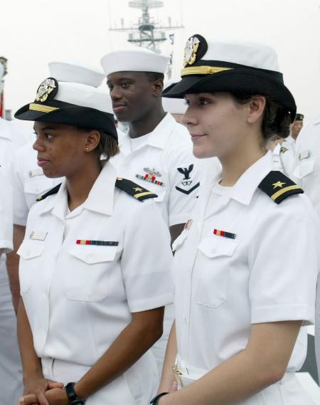组图:美国军舰上的女兵