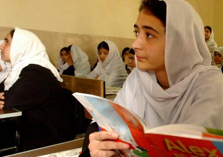 9月30日,一些阿富汗女孩在喀布尔一所女子学校里认真听课.