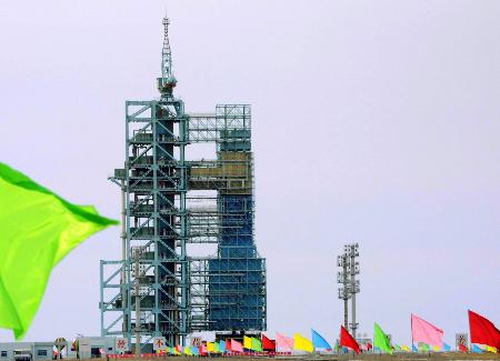 图文:酒泉卫星发射中心的的火箭发射塔架